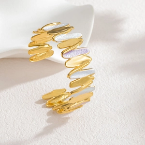 Vue macro du jonc géométrique en or 18k avec émail violet et texture ondulée