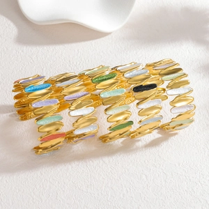 Vue macro détaillée de bracelets zigzag plaqués or avec des incrustations en émail coloré