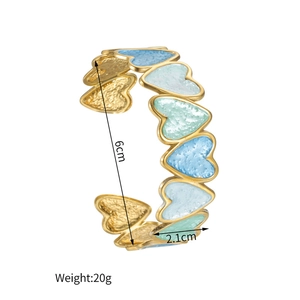 Vue détaillée du bracelet jonc cœur en émail montrant le diamètre 6cm et la largeur 2,1cm