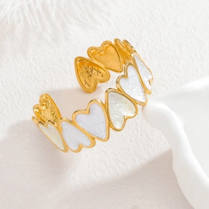 Bracelet jonc ouvert en acier inoxydable plaqué or 18 carats avec coeurs en émail blanc