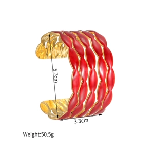 Détails montrant les dimensions de 3,3cm de large et 50,5g de poids pour ce bracelet rouge