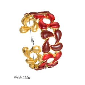Vue détaillée du jonc ouvert en émail rouge avec diamètre de 5,5 cm et largeur de 2,3 cm