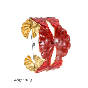 Détail d'un jonc géométrique en émail rouge avec diamètre 5,8 cm et largeur de 4 cm
