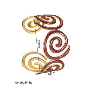 Détail du bracelet spirale en émail rouge avec dimensions 5,9 cm par 3,3 cm
