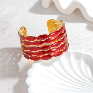 Bracelet large irrégulier en acier doré 18k avec couches de vagues en émail rouge