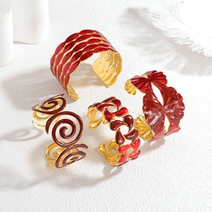 Bracelets ouverts en émail rouge minimalistes avec motifs de spirale et feuilles dorées