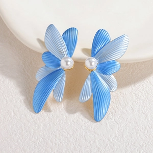 Boucles d'oreilles fleurs dorées 18k avec pétales en émail bleu clair et perles blanches
