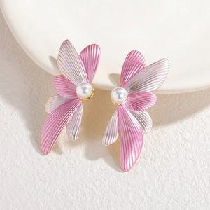 Boucles d'oreilles ailes de papillon dégradé rose avec perle et plaqué or 18k