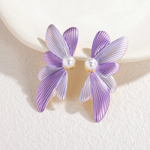Boucles d'oreilles papillon mauves élégantes avec perle blanche et texture plissée