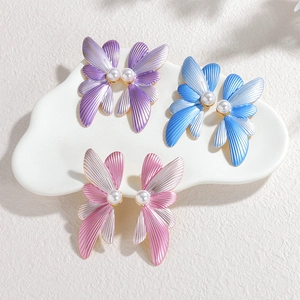 Élégantes boucles d'oreilles ailes de papillon avec perle en violet, bleu et rose