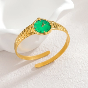 Bracelet jonc ouvert en acier inoxydable doré avec un design de cadran de montre vert