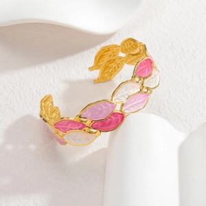 Bracelet manchette plaqué or 18k avec motifs de feuilles en émail rose et blanc