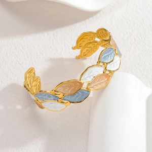 Bracelet feuille en or 18 carats avec émail bleu blanc et rose sur fond blanc épuré