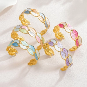 Détails de quatre bracelets feuilles dorés avec finition en émail coloré à l'huile