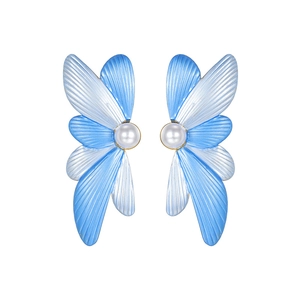 Boucles d'oreilles dorées avec pétales rayés bleus et perles en design symétrique