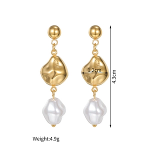 Irregular pearl drop earrings in gold finish with dimensions and weight detail