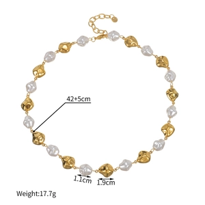 Détail montrant des perles dorées et baroques sur le collier avec ses dimensions