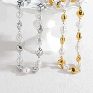 Collier de perles baroques avec accents métalliques irréguliers dorés et argentés
