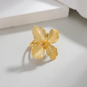 Bague fleur dorée bohème avec pétales brossés texturés et anneau ajustable