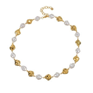 Collier élégant avec perles dorées martelées et perles baroques avec chaîne ajustable