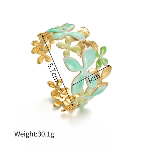 Detail of 18k gold floral cuff bracelet showing 5.7cm inner diameter and 30.1g weight