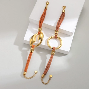 Bracelets modernes en acier doré 18 carats avec cordon en suède et breloques géométriques