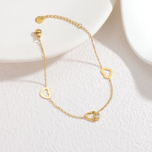 Bracciale in acciaio inossidabile placcato oro 18k con ciondoli a cuore e zirconi