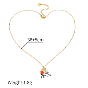 Détail du collier cerise en or 18k avec émail cœur rouge et pendentif en perle
