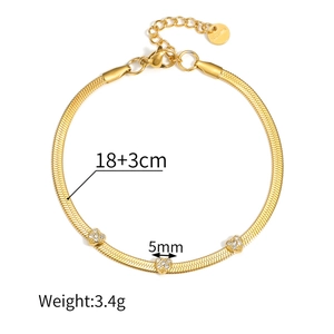 Détail du bracelet serpent doré avec trois breloques en forme de cœur en zircon