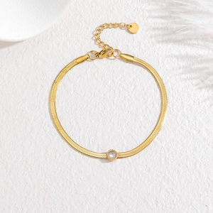 Bracelet étoile en acier doré avec pierre de zircon sur fond blanc élégant en pierre