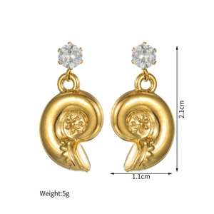 Détail des boucles d'oreilles coquillages dorés de 2,1 cm de haut et 1,1 cm de large