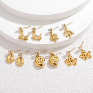Lot de 5 paires de boucles d'oreilles dorées série océan avec crabe, corail et coquillage