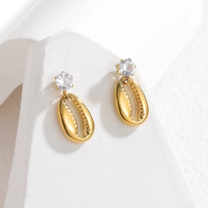 Élégantes boucles d'oreilles coquillage en acier plaqué or 18k avec détails zircons