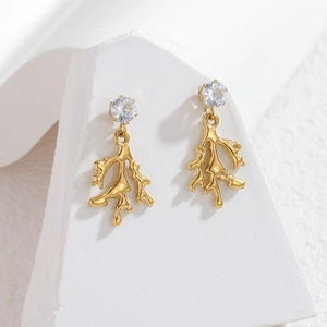 Boucles d'oreilles corail doré avec zircon sur support en pierre géométrique blanche