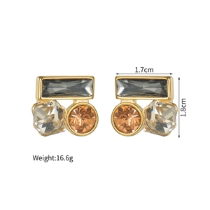 Détail macro de boucles d'oreilles géométriques montrant 1,7 cm de large et 1,8 cm de haut