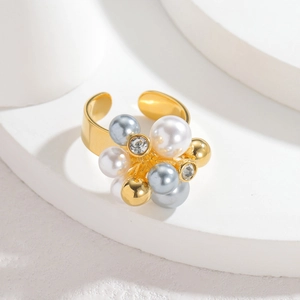 Bague ouverte dorée minimaliste avec perles élégantes et accents de cristaux brillants