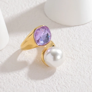 Bague vintage française en or avec zircon violet et perle blanche pour femme