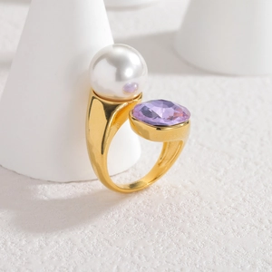 Bague ouverte dorée 18k avec une grande perle blanche et une gemme octogonale mauve