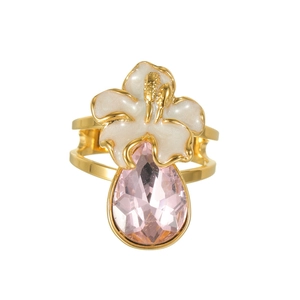 Eleganter 18k Goldring mit weißer Emaille-Blüte und rosa Kristall im Birnenschliff