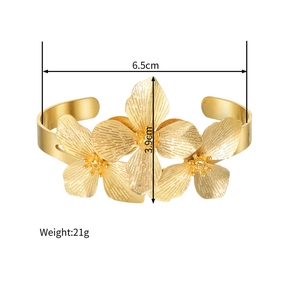 Detail view of 18k gold flower bangle with size 6.5cm width and 3.9cm height measurements