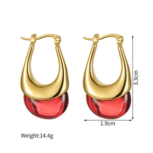 Détail de boucles d'oreilles dorées avec gouttes rouges, poids 14,4g et hauteur 3,3cm