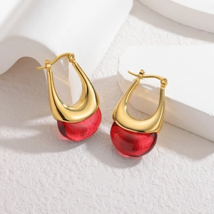 Boucles d'oreilles modernes en U avec finition dorée 18 carats et billes rouges