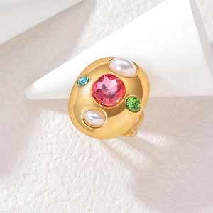 Bague ovale rétro 18 carats avec gemme rose, perles et cristaux sur socle blanc