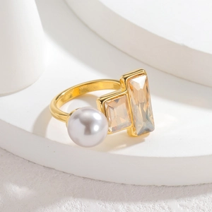 Elegante anello in titanio dorato con perla bianca e zirconi rettangolari champagne