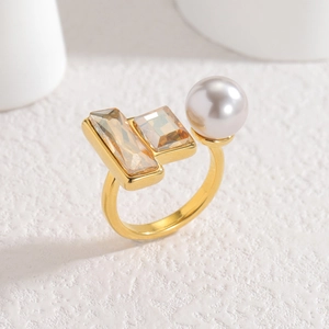Anello regolabile placcato oro 18k con zircone rettangolare geometrico e perla bianca