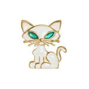 Broche chat en émail blanc plaqué or 18k avec yeux en pierres précieuses vertes