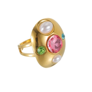 Bague bouclier ovale plaquée or 18 carats avec cristaux colorés et perles sur fond blanc