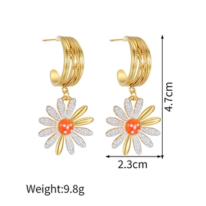 Detailansicht der 18k Gänseblümchen Ohrringe mit Maßen 4.7cm Höhe und 9.8g Gewicht