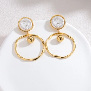 Minimalist 18k gold earrings with white flower motif and irregular geometric wave hoops