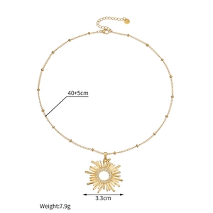 Detailansicht des 18k Gold Sonnenanhängers mit Zirkonia und Kettenmaßangaben im Bild
